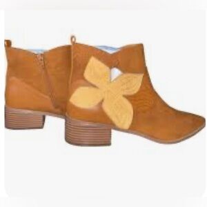 Monroe & Main Ankle Boots Monroe Floral Overlay Bootie CUTE Size 9 NEW IN BOX